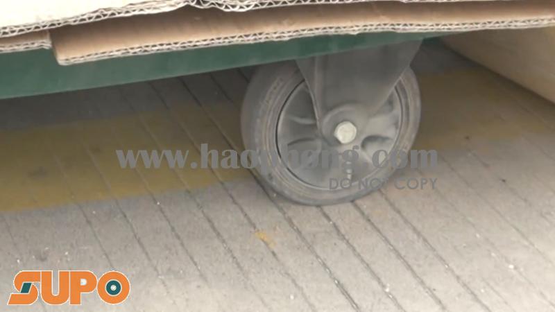 Bánh xe 03 Series lốp cao su dẻo (Elastic rubber) trên mặt nền bê tông có rãnh nhỏ